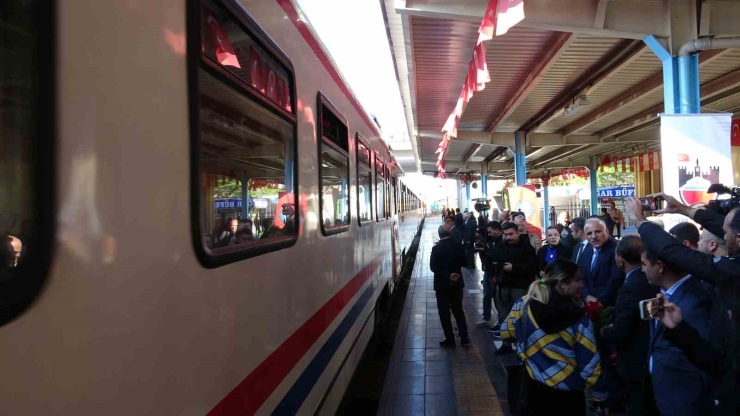 Turistik Diyarbakır Ekspresi Treni Davul Ve Zurna İle Karşılandı