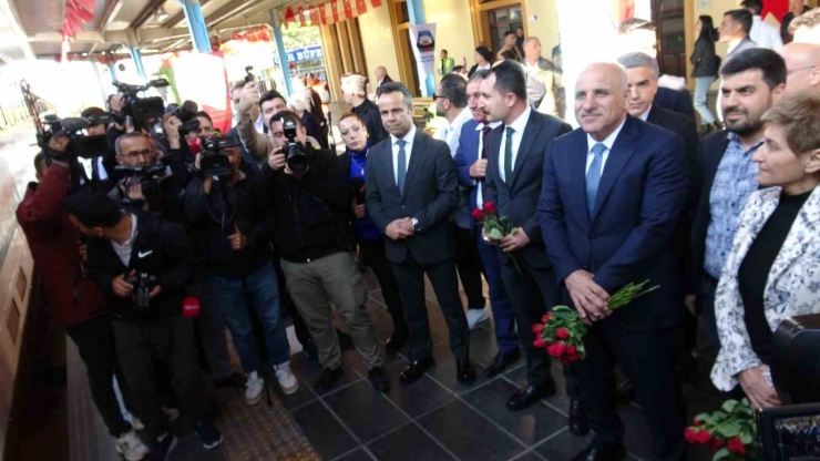 Turistik Diyarbakır Ekspresi Treni Davul Ve Zurna İle Karşılandı