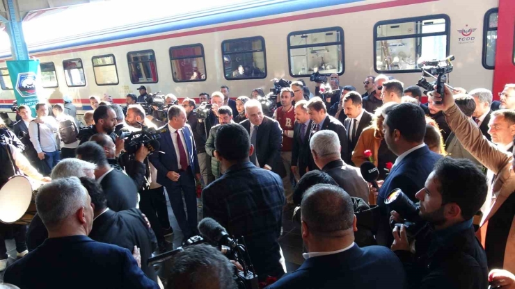 Turistik Diyarbakır Ekspresi Treni Davul Ve Zurna İle Karşılandı