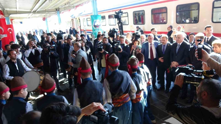 Turistik Diyarbakır Ekspresi Treni Davul Ve Zurna İle Karşılandı