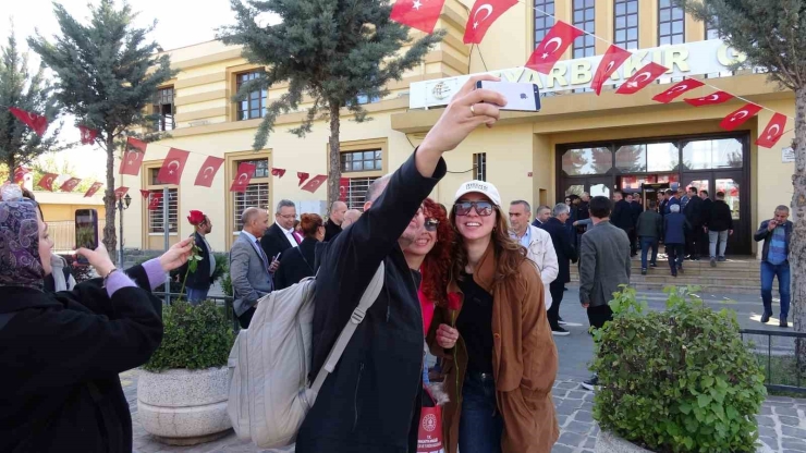 Turistik Diyarbakır Ekspresi Treni Davul Ve Zurna İle Karşılandı