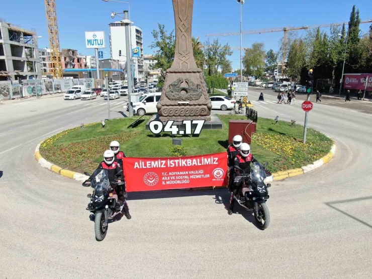 Polislerden Aile Yılı Pankartı