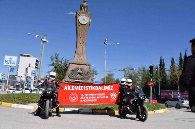 Polislerden Aile Yılı Pankartı