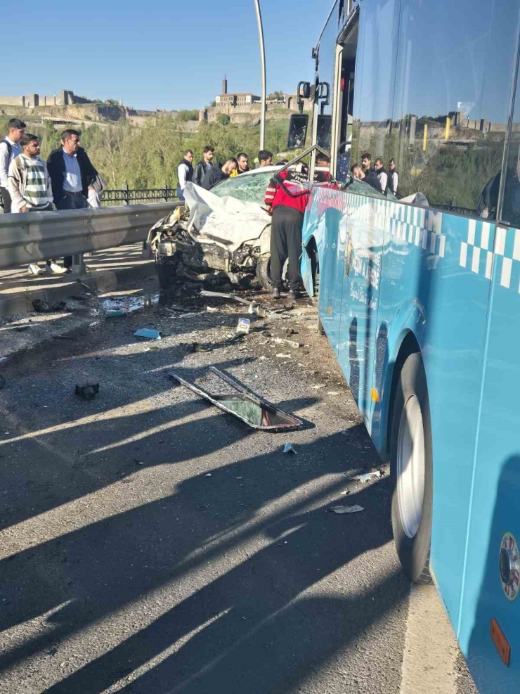 Otomobil İle Belediye Otobüsü Çarpıştı: 1 Ölü, 4 Yaralı
