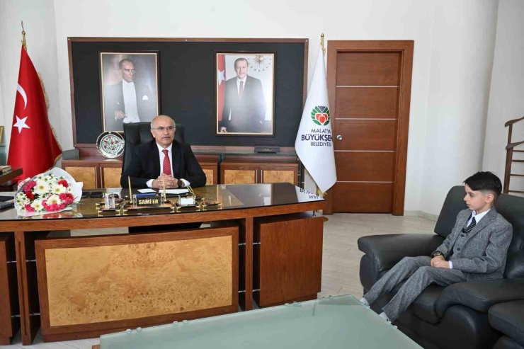 Başkan Er," Bu Koltuklara Hizmet Bilinci İle Oturulması Gerekiyor"