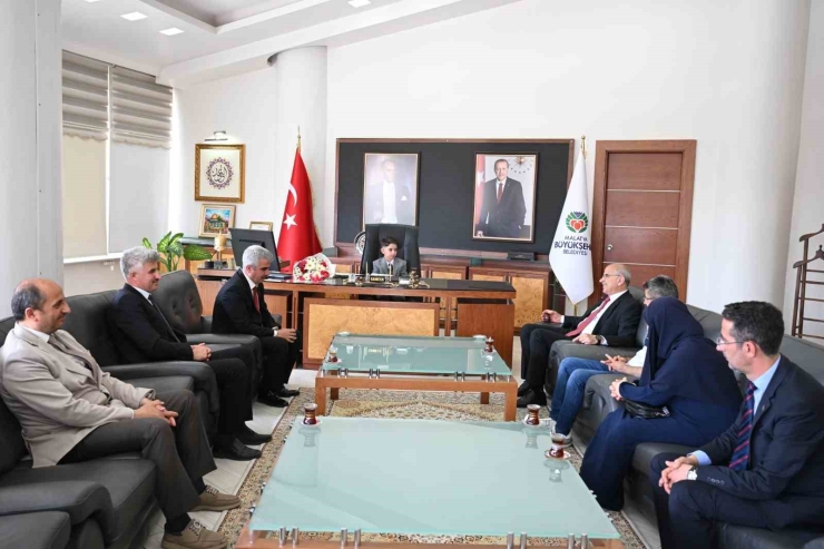 Başkan Er," Bu Koltuklara Hizmet Bilinci İle Oturulması Gerekiyor"