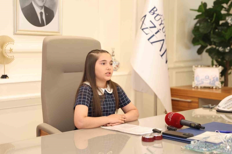 Şahin Makamını Minik Azra’ya Devretti