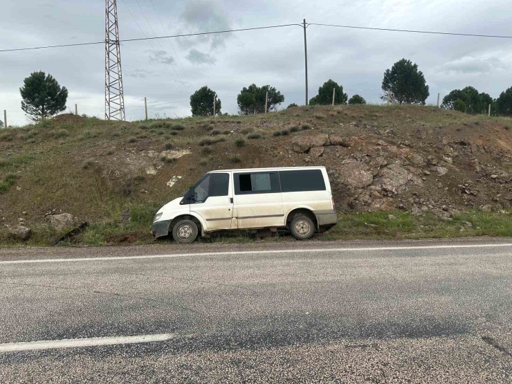 Gölbaşı’ndan Minibüs Şarampole Savruldu: 3 Yaralı