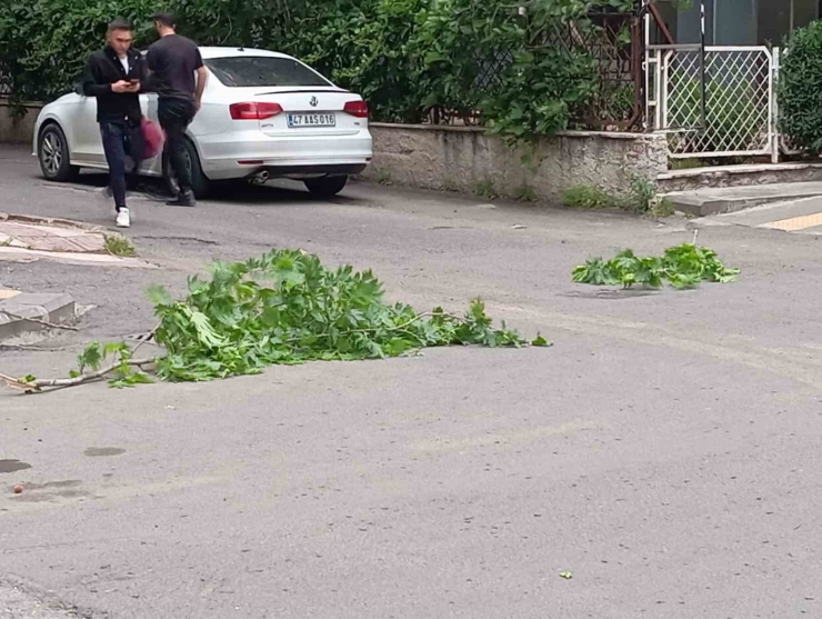 Diyarbakır’da Şiddetli Rüzgar Çatıları Uçurdu