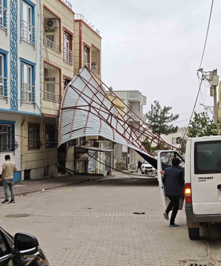 Diyarbakır’da Şiddetli Rüzgar Çatıları Uçurdu