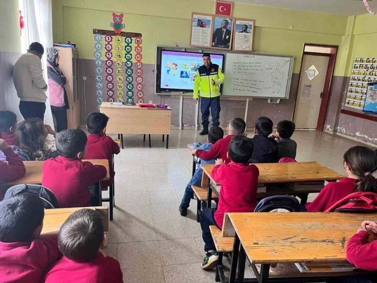 Jandarma Ekiplerinden 125 Öğrenciye Güvenlik Trafik Eğitimi