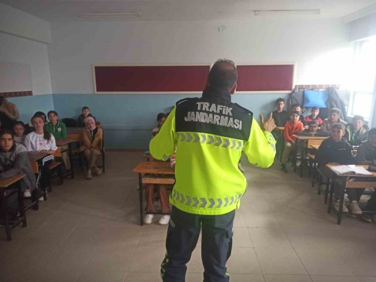 Jandarma Ekiplerinden 125 Öğrenciye Güvenlik Trafik Eğitimi
