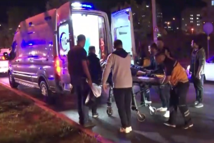Gaziantep’te Karşıya Geçmeye Çalışan 2 Kişiye Otomobil Çarptı