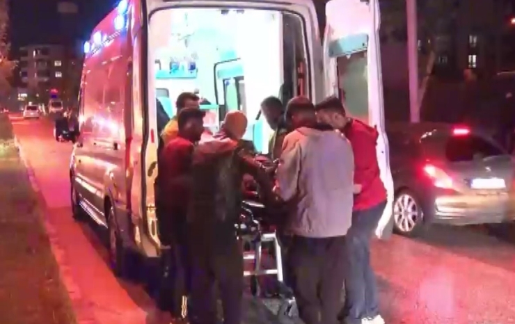 Gaziantep’te Karşıya Geçmeye Çalışan 2 Kişiye Otomobil Çarptı