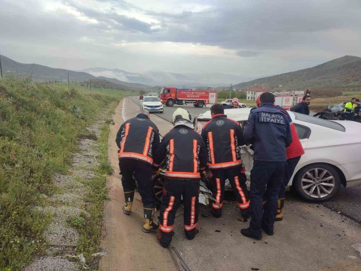 Malatya’da Hafif Ticari Araç İle Otomobil Çarpıştı: 2 Ölü, 2 Yaralı