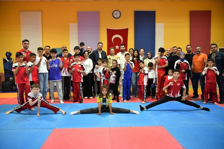 Olimpiyat İkincisi Hatice Akbaş, Yeşilyurt Belediyesi Kick-boks Takımı İle Buluştu