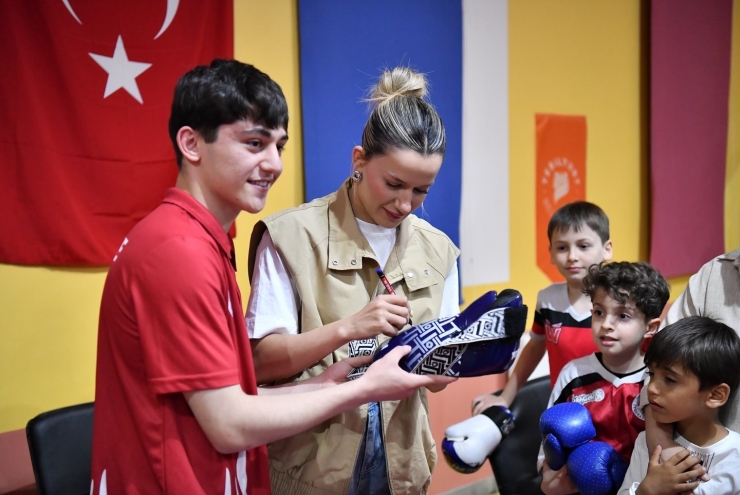 Olimpiyat İkincisi Hatice Akbaş, Yeşilyurt Belediyesi Kick-boks Takımı İle Buluştu