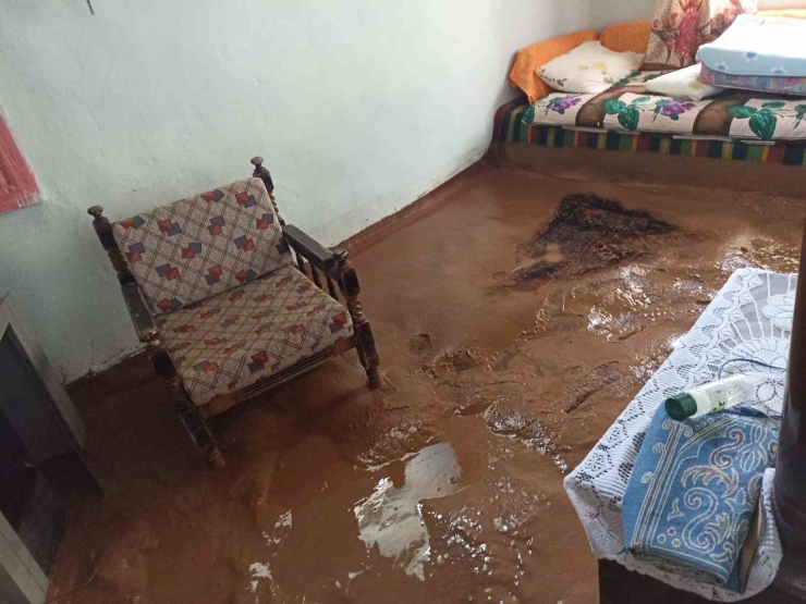Darende’de Sağanak Ve Dolu Su Baskınlarına Neden Oldu
