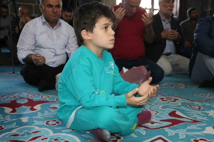 Diyarbakır Ulu Camii’nde Dünya Birincisi Hafızlar Kur’an-ı Kerim Okudu