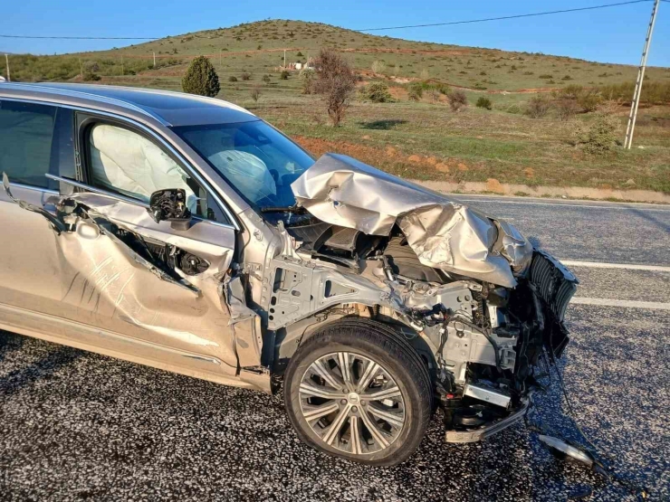 Traktöre Arkadan Çarpan Otomobilde Sürücü Yaralandı