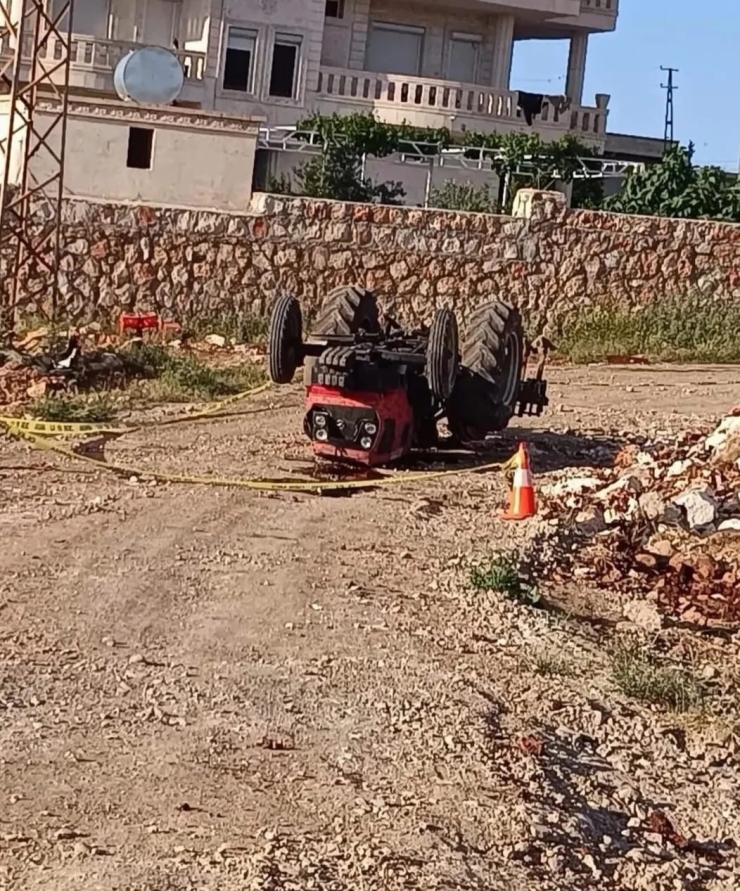 Devrilen Traktörün Altında Kalan 2 Çocuk Annesi Öldü