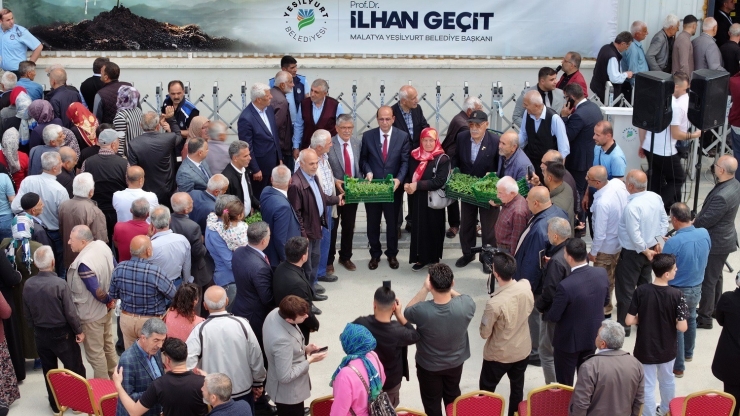 Yeşilyurt Belediyesi’nden Çiftçilere Büyük Destek: 250 Bin Sebze Fidesi Dağıtıldı