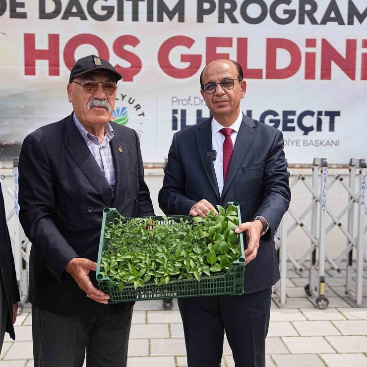 Yeşilyurt Belediyesi’nden Çiftçilere Büyük Destek: 250 Bin Sebze Fidesi Dağıtıldı