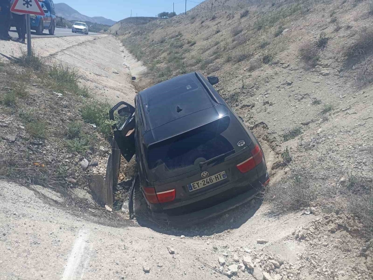 Darende’de Araç Yol Kenarına Devrildi: 1 Yaralı
