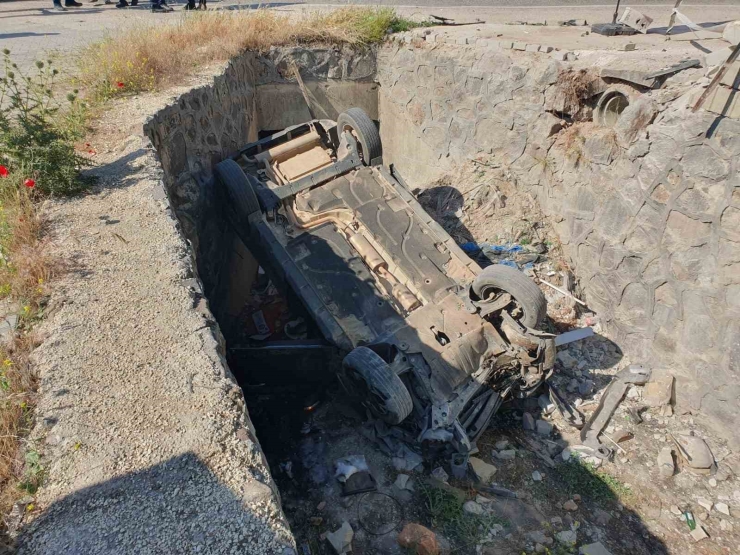Gaziantep’te Traktör İle Çarpışan Araç Kanala Uçtu: 4 Yaralı