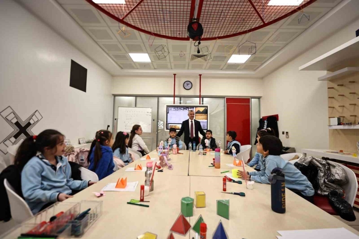 Tahmazoğlu, Bilim Şahinbey Atölyesi Öğrencileriyle Buluştu