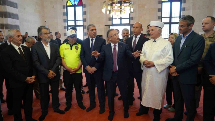Depremde Hasar Alan Tarihi Kurtuluş Camii Yeniden İbadete Açıldı
