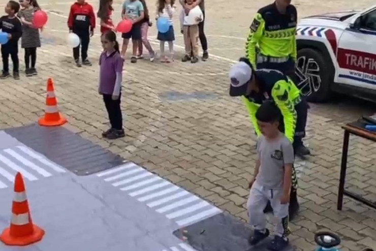 Jandarma Ekiplerinden Minik Öğrencilere Trafik Eğitimi