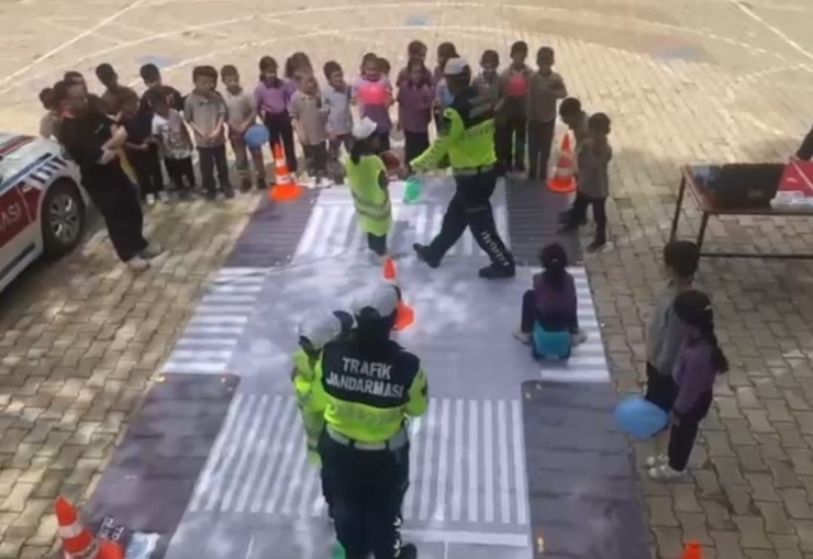 Jandarma Ekiplerinden Minik Öğrencilere Trafik Eğitimi