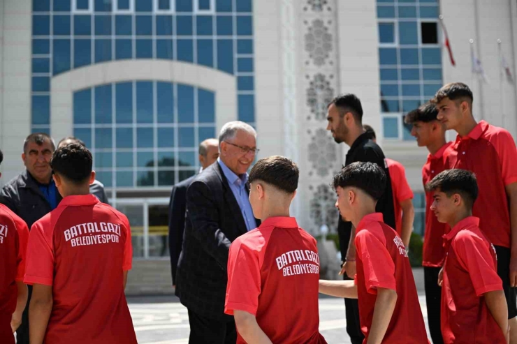 Battalgazi Belediyesi’nin Spor Yatırımları Meyvesini Veriyor