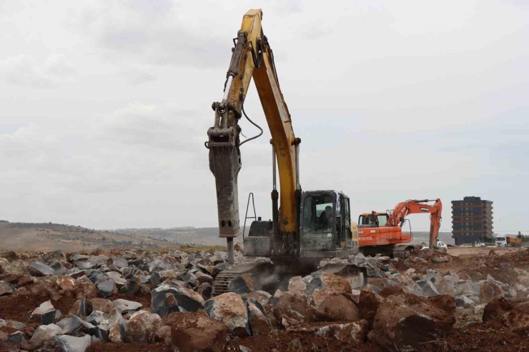 Büyükşehir Belediyesi Karaköprü’ye Yeni Bir Cadde Kazandırıyor