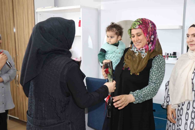 Anneler Günü’nde Kadın Kursiyerler Unutulmadı
