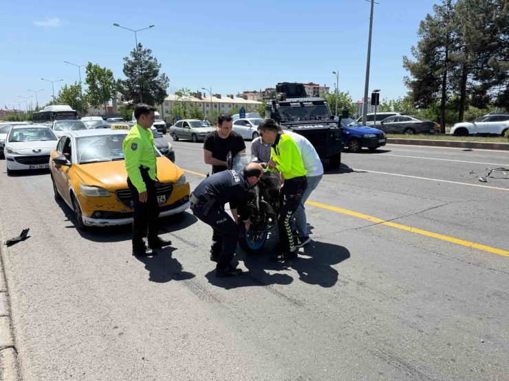 Diyarbakır’da Motosiklet Sürücüsü Otomobile Arkadan Çarptı