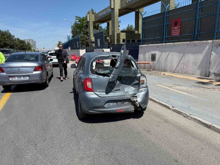 Diyarbakır’da Motosiklet Sürücüsü Otomobile Arkadan Çarptı