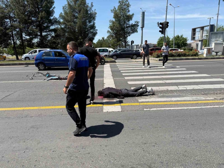 Diyarbakır’da Motosiklet Sürücüsü Otomobile Arkadan Çarptı