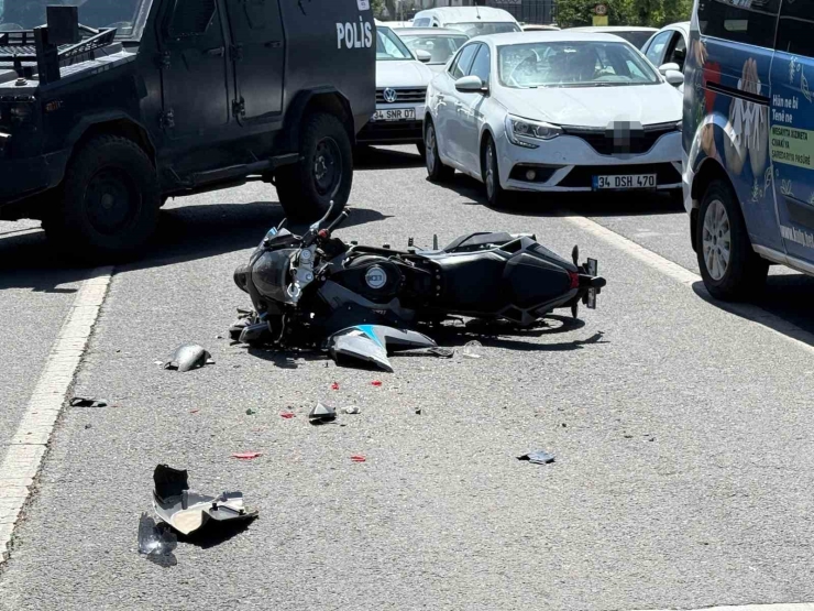 Diyarbakır’da Motosiklet Sürücüsü Otomobile Arkadan Çarptı