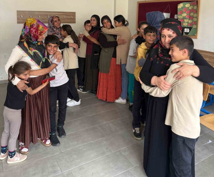 Okulda Duygu Dolu Anneler Günü Etkinliği: Anneler, Çocuklarını Seslerinden Tanıdı