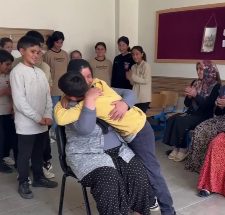 Okulda Duygu Dolu Anneler Günü Etkinliği: Anneler, Çocuklarını Seslerinden Tanıdı