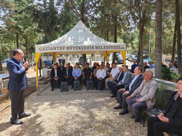 Sanayici M. Naci Topçuoğlu, Mezarı Başında Dualarla Anıldı