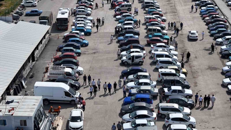 Malatya Açık Oto Pazarı’nda Satıcı Da Alıcı Da Beklemede