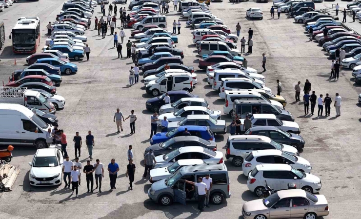 Malatya Açık Oto Pazarı’nda Satıcı Da Alıcı Da Beklemede