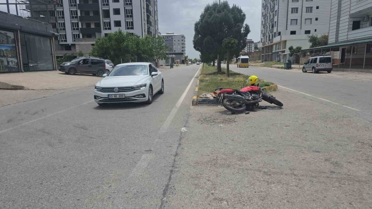 Gaziantep’te Otomobil İle Çarpışan Motosikletin Sürücüsü Yaralandı
