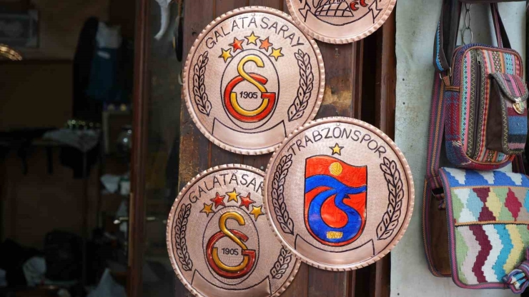 Gaziantep’te Galatasaray Ve Trabzonspor’un Logoları İlmek İlmek Bakıra İşleniyor