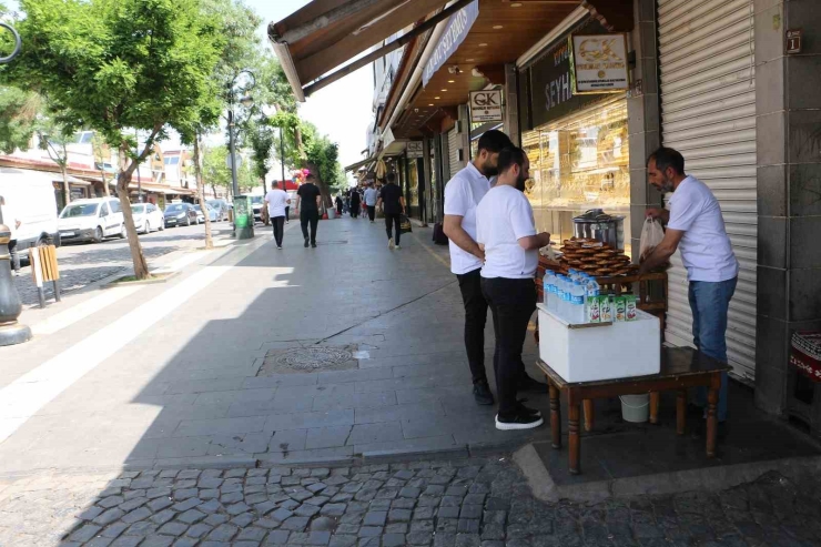 Diyarbakır’da Vatandaş Ve Esnaf, Pkk’nın Fesih Kararını Olumlu Değerlendirdi