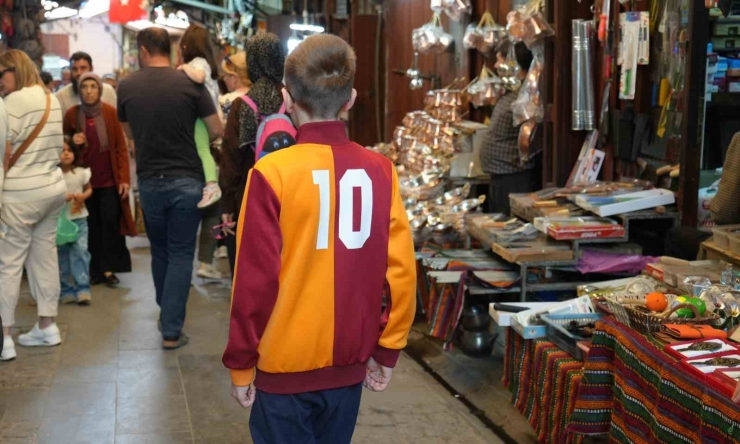 Gaziantep’te Galatasaray Ve Trabzonspor’un Logoları İlmek İlmek Bakıra İşleniyor