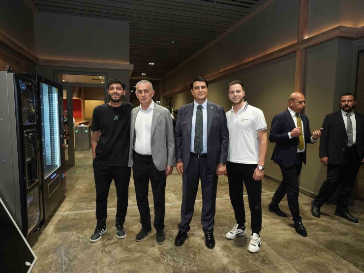 Hacıosmanoğlu’dan D.t. Şehitkamil Sahnesi’ne Tam Not